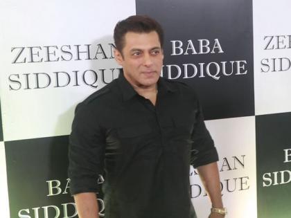 Salman Khan slays in pathani suit at Baba Siddique's Iftaar party | Salman Khan slays in pathani suit at Baba Siddique's Iftaar party