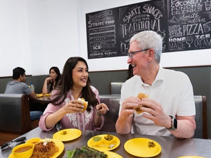 Madhuri Dixit gorges on vada pav with Apple CEO Tim Cook, see pic | Madhuri Dixit gorges on vada pav with Apple CEO Tim Cook, see pic