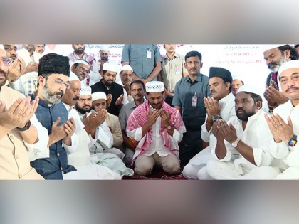 Andhra Pradesh CM attends Iftar organised by State Govt | Andhra Pradesh CM attends Iftar organised by State Govt