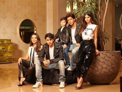 Shah Rukh Khan and Gauri posed with kids for another blockbuster frame, fan calls it 'Hamari Pathaan family' | Shah Rukh Khan and Gauri posed with kids for another blockbuster frame, fan calls it 'Hamari Pathaan family'