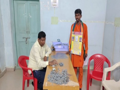 K'taka: Independent candidate from Yadgir pays Rs 10,000 deposit money in coins collected from voters | K'taka: Independent candidate from Yadgir pays Rs 10,000 deposit money in coins collected from voters