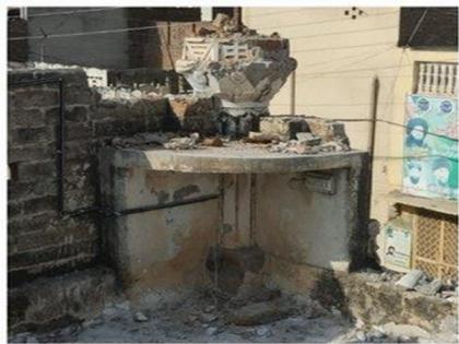 Pak: Fanatics vandalise Ahmadiyya Shrine in Sargodha | Pak: Fanatics vandalise Ahmadiyya Shrine in Sargodha