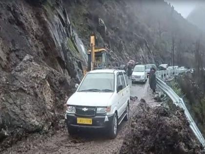 J-K : Landslide on Pahalgam-Chandanwari road, no casualties reported | J-K : Landslide on Pahalgam-Chandanwari road, no casualties reported