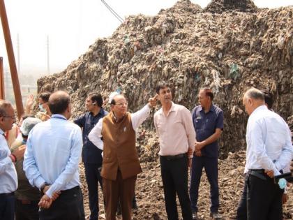 Delhi L-G reviews work on disposal of waste at 3 landfill sites | Delhi L-G reviews work on disposal of waste at 3 landfill sites