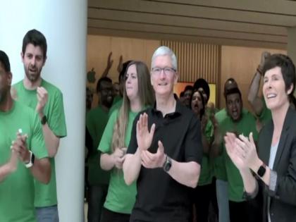 Tech fans turn up in huge numbers at Saket Apple opening | Tech fans turn up in huge numbers at Saket Apple opening