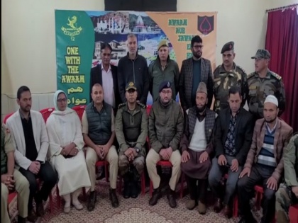 Indian Army holds Iftar party at J-K's Poonch | Indian Army holds Iftar party at J-K's Poonch