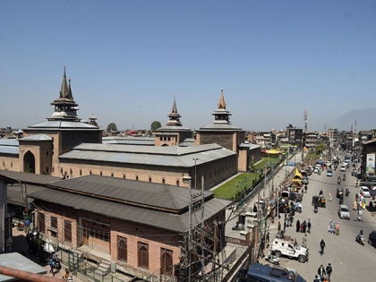 Srinagar: Peace returns to old city, thousands converge at Jamia Masjid, observe 'Laylat-al-Qadr' | Srinagar: Peace returns to old city, thousands converge at Jamia Masjid, observe 'Laylat-al-Qadr'