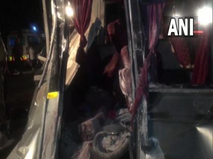 UP: 12 people injured in bus-truck collision in Ayodhya | UP: 12 people injured in bus-truck collision in Ayodhya