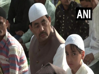 Ghulam Nabi Azad, Shahnawaz Hussain offer prayers together on Eid-ul-Fitr | Ghulam Nabi Azad, Shahnawaz Hussain offer prayers together on Eid-ul-Fitr