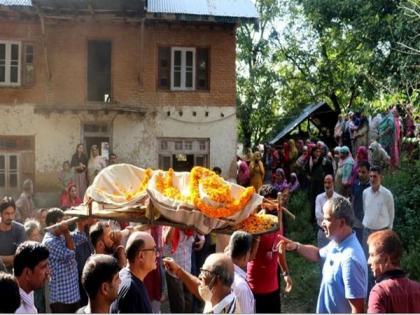 In show of communal harmony, Muslims help perform last rites of Kashmiri Pandit in J-K's Ganderbal | In show of communal harmony, Muslims help perform last rites of Kashmiri Pandit in J-K's Ganderbal In show of communal harmony, Muslims help perform last rites of Kashmiri Pandit in J-K's Ganderbal | In show of communal harmony, Muslims help perform last rites of Kashmiri Pandit in J-K's Ganderbal