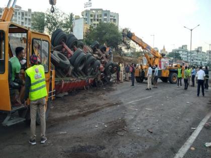 4 dead, 22 injured in truck-bus collision in Maharashtra's Pune | 4 dead, 22 injured in truck-bus collision in Maharashtra's Pune