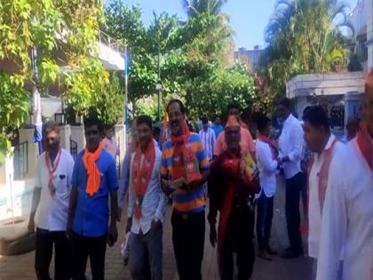 Karnataka polls: BJP workers hold campaign near Congress leader Jagadish Shettar's residence in Hubballi | Karnataka polls: BJP workers hold campaign near Congress leader Jagadish Shettar's residence in Hubballi