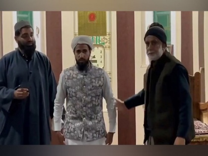 Mosque committee in Kashmir gifts Umrah package to Imam for recitation of Quran during Ramzan | Mosque committee in Kashmir gifts Umrah package to Imam for recitation of Quran during Ramzan