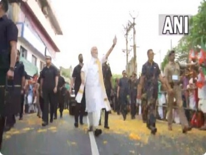 Kerala: Dressed in 'Mundu', PM Modi holds roadshow in Kochi | Kerala: Dressed in 'Mundu', PM Modi holds roadshow in Kochi
