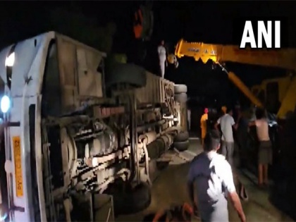 Bus overturns on Pune-Solapur highway, 12 passengers injured | Bus overturns on Pune-Solapur highway, 12 passengers injured