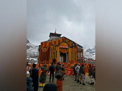 Kedarnath Dham decorated with 20 quintals of flowers, doors to open today | Kedarnath Dham decorated with 20 quintals of flowers, doors to open today