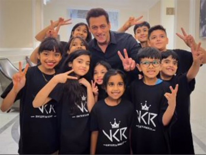 Salman Khan drops happy picture with "Chotu Motu" gang | Salman Khan drops happy picture with "Chotu Motu" gang