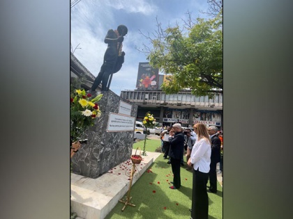 EAM pays homage to Mahatma Gandhi in Panama City | EAM pays homage to Mahatma Gandhi in Panama City
