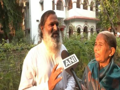 Karnataka man takes 73-year-old mother on nationwide tour on scooter | Karnataka man takes 73-year-old mother on nationwide tour on scooter