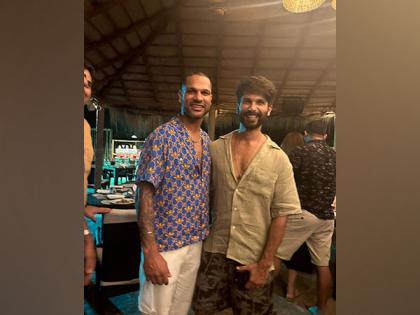 Shahid Kapoor meets cricketer Shikhar Dhawan, fans elated to see "two Punjabis together" | Shahid Kapoor meets cricketer Shikhar Dhawan, fans elated to see "two Punjabis together"
