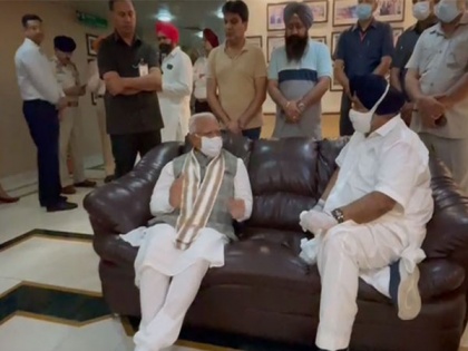 Punjab: Haryana CM Khattar catches up with Captain Amarinder Singh as they arrive to pay last respects to Parkash Singh Badal | Punjab: Haryana CM Khattar catches up with Captain Amarinder Singh as they arrive to pay last respects to Parkash Singh Badal