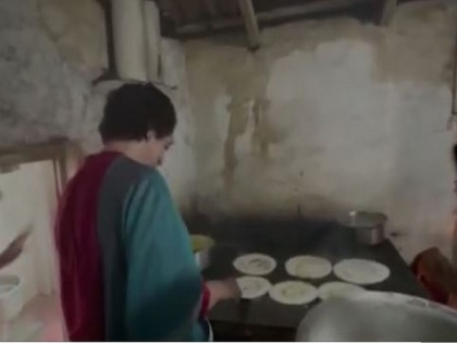 Priyanka Gandhi tries her hands at making 'dosas' in Mysuru restaurant | Priyanka Gandhi tries her hands at making 'dosas' in Mysuru restaurant