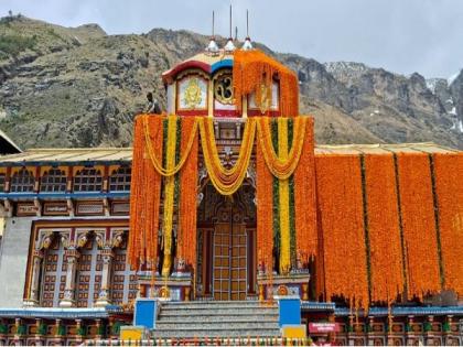 Decorated with 15 quintals of flowers Badrinath Dham portals to open on Thursday | Decorated with 15 quintals of flowers Badrinath Dham portals to open on Thursday