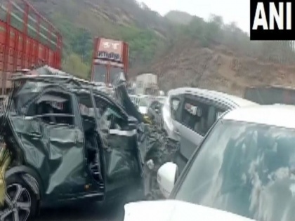 Four injured in multi-vehicle pile up on Mumbai-Pune Expressway | Four injured in multi-vehicle pile up on Mumbai-Pune Expressway