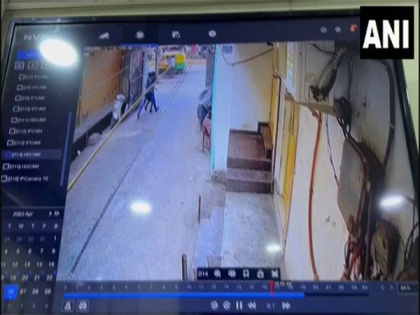 Two caught on camera robbing and assaulting man in Seelampur, held: Delhi Police | Two caught on camera robbing and assaulting man in Seelampur, held: Delhi Police