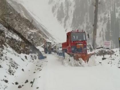 Pir Panjal range in J-K receives fresh spell of snowfall, snow clearing operation underway | Pir Panjal range in J-K receives fresh spell of snowfall, snow clearing operation underway