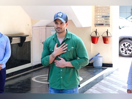 Jiah Khan's case: Sweets distribution at Sooraj Pancholi's residence, actor refuses to comment | Jiah Khan's case: Sweets distribution at Sooraj Pancholi's residence, actor refuses to comment