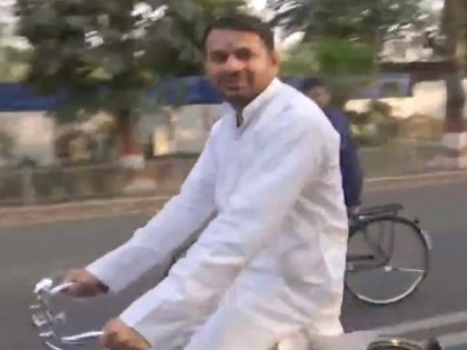 Former CM Lalu Yadav returns to Patna, Tej Pratap rides bicycle in 'delight' | Former CM Lalu Yadav returns to Patna, Tej Pratap rides bicycle in 'delight'