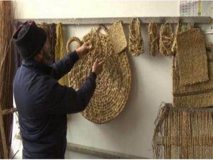 Kashmiri artisan reviving centuries-old craft of making 'Pulhoer' | Kashmiri artisan reviving centuries-old craft of making 'Pulhoer'