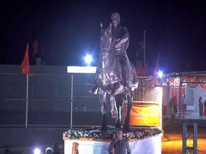 Fadnavis unveils statue of Chhatrapati Shivaji Maharaj in Mauritius | Fadnavis unveils statue of Chhatrapati Shivaji Maharaj in Mauritius