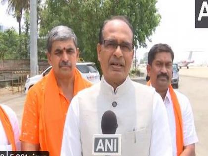 Shivraj Chouhan refers Siddaramaiah, Mallikarjun Kharge and Shivakumar's trio as "SMS", calls them dangerous for Karnataka | Shivraj Chouhan refers Siddaramaiah, Mallikarjun Kharge and Shivakumar's trio as "SMS", calls them dangerous for Karnataka