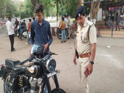 19-year-old caught for performing dangerous bike stunt in MP's Gwalior | 19-year-old caught for performing dangerous bike stunt in MP's Gwalior