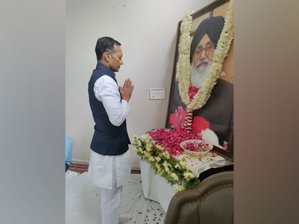 Former MP Naveen Jindal offers floral tributes to Parkash Singh Badal | Former MP Naveen Jindal offers floral tributes to Parkash Singh Badal