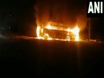 Bus catches fire on Mumbai-Ahmedabad highway, no casualty reported | Bus catches fire on Mumbai-Ahmedabad highway, no casualty reported