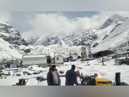 Char Dham Yatris stopped in Srinagar due to heavy snowfall in Kedarnath and Badrinath | Char Dham Yatris stopped in Srinagar due to heavy snowfall in Kedarnath and Badrinath