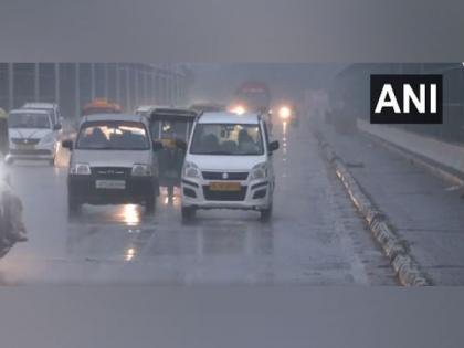 Light rain lashes parts of Delhi | Light rain lashes parts of Delhi