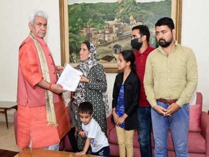 J-K: L-G Sinha hands over appointment letter to widow of Kashmiri Pandit killed in terror attack | J-K: L-G Sinha hands over appointment letter to widow of Kashmiri Pandit killed in terror attack
