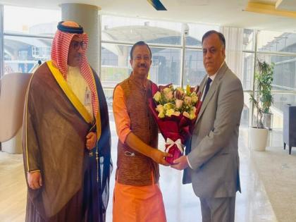 MoS Muraleedharan reaches Riyadh; to meet Saudi Vice Foreign Minister, interact with Indian community | MoS Muraleedharan reaches Riyadh; to meet Saudi Vice Foreign Minister, interact with Indian community