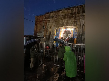 Registrations of pilgrims stopped till May 3 due to bad weather, snowfall in Kedarnath | Registrations of pilgrims stopped till May 3 due to bad weather, snowfall in Kedarnath