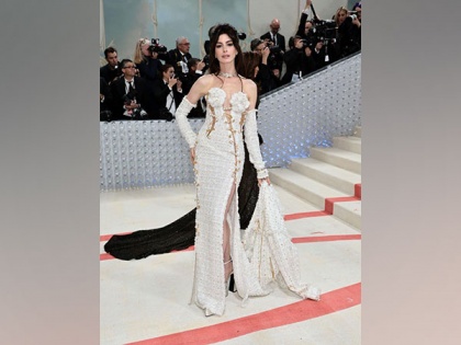 Anne Hathaway looks bold in white tweed gown held together by gold safety pins | Anne Hathaway looks bold in white tweed gown held together by gold safety pins