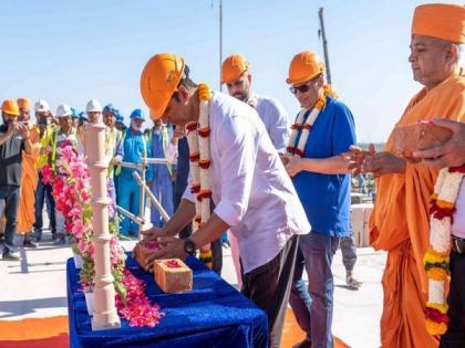 Akshay Kumar, Vashu Bhagnani visit BAPS Hindu temple in Abu Dhabi | Akshay Kumar, Vashu Bhagnani visit BAPS Hindu temple in Abu Dhabi