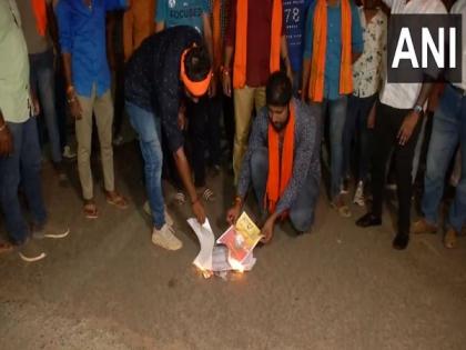 Karnataka polls: Bajrang Dal stages protest against Congress manifesto to ban organisation | Karnataka polls: Bajrang Dal stages protest against Congress manifesto to ban organisation