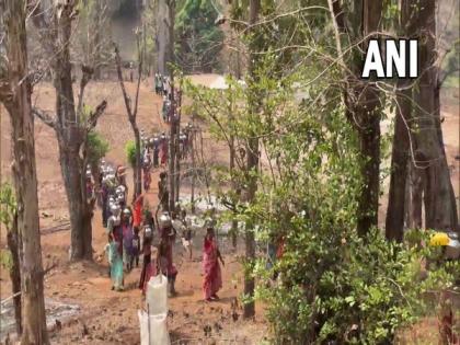 Maharashtra: Tribals of Bordhapada village walk 2 km to fetch water | Maharashtra: Tribals of Bordhapada village walk 2 km to fetch water