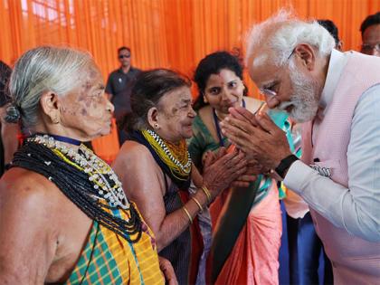 Karnataka polls: PM Modi meets Padma awardees Tulsi Gowda, Sukri Bommagowda, seek their blessings | Karnataka polls: PM Modi meets Padma awardees Tulsi Gowda, Sukri Bommagowda, seek their blessings