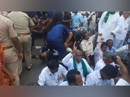 Police detain farmers' union members protesting against privatisation of Vizag Steel Plant in Andhra Pradesh | Police detain farmers' union members protesting against privatisation of Vizag Steel Plant in Andhra Pradesh