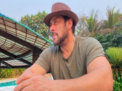 Salman Khan flaunts his toned back in new pool pic, fans say "Hulk of Bollywood" | Salman Khan flaunts his toned back in new pool pic, fans say "Hulk of Bollywood"